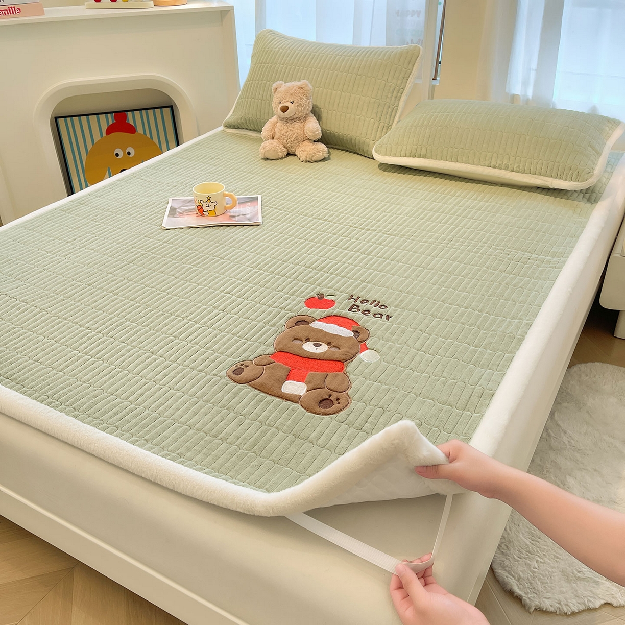 91家纺网 家纺一手货源 找家纺 （总）喜居 2025新款牛奶绒卡通刺绣床褥垫-苹安熊