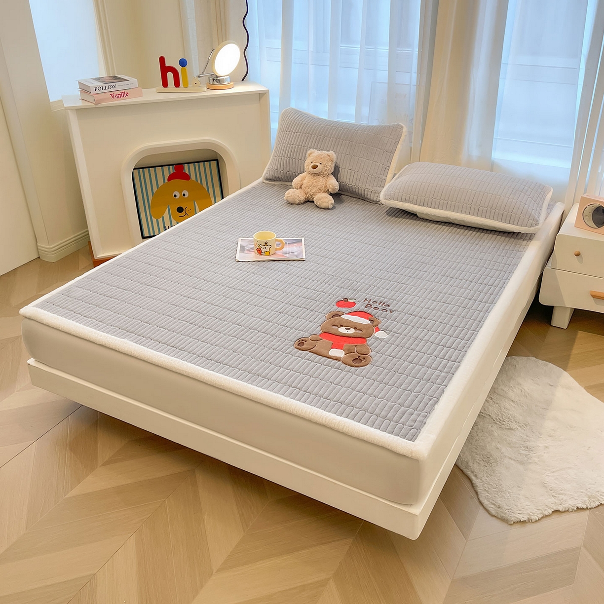 91家纺网 家纺一手货源 找家纺 （总）喜居 2025新款牛奶绒卡通刺绣床褥垫-苹安熊