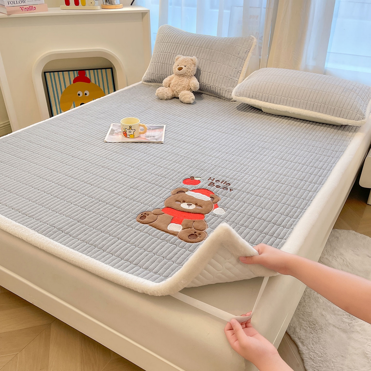 91家纺网 家纺一手货源 找家纺 （总）喜居 2025新款牛奶绒卡通刺绣床褥垫-苹安熊