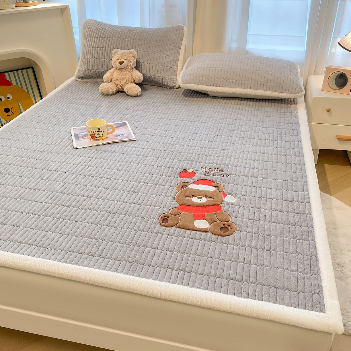 91家纺网 家纺一手货源 找家纺 （总）喜居 2025新款牛奶绒卡通刺绣床褥垫-苹安熊