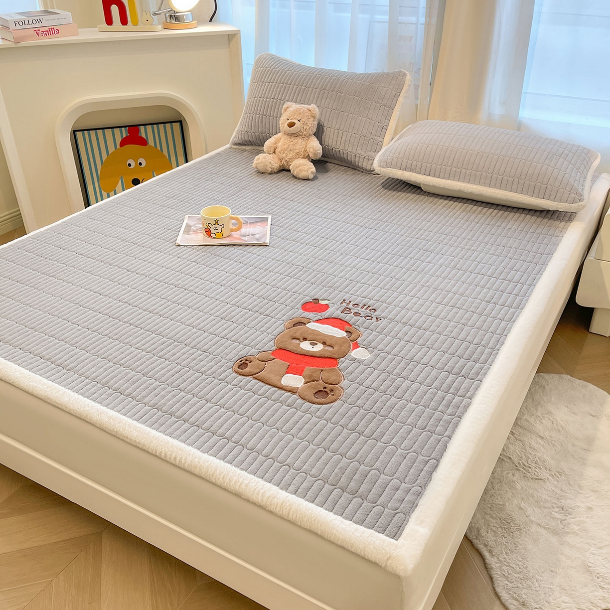 91家纺网 家纺一手货源 找家纺 （总）喜居 2025新款牛奶绒卡通刺绣床褥垫-苹安熊