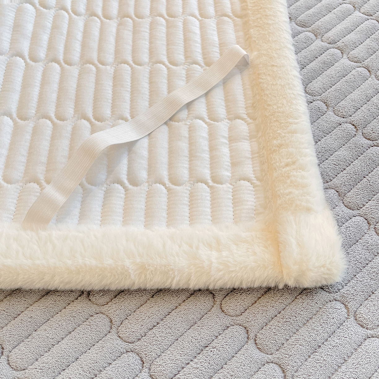 91家纺网 家纺一手货源 找家纺 （总）喜居 2025新款牛奶绒卡通刺绣床褥垫-苹安熊