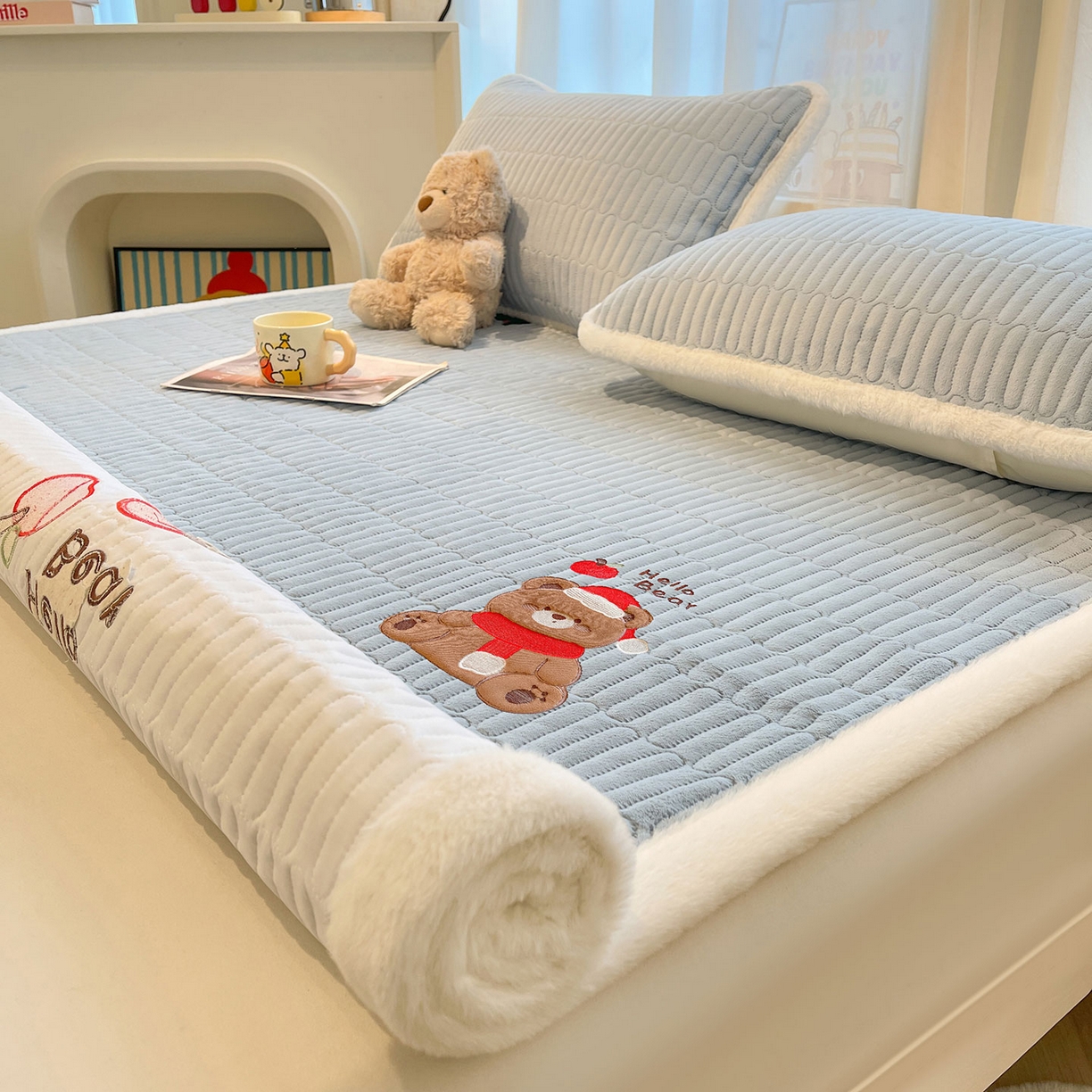 91家纺网 家纺一手货源 找家纺 喜居 2025新款牛奶绒卡通刺绣床褥垫-苹安熊 苹安熊-蓝