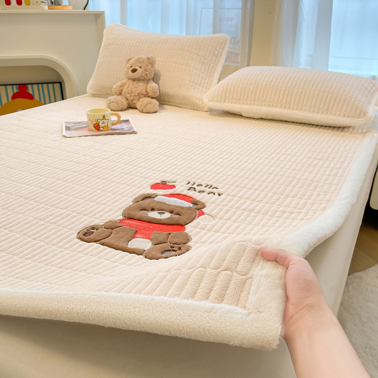 91家纺网 家纺一手货源 找家纺 喜居 2025新款牛奶绒卡通刺绣床褥垫-苹安熊 苹安熊-咖