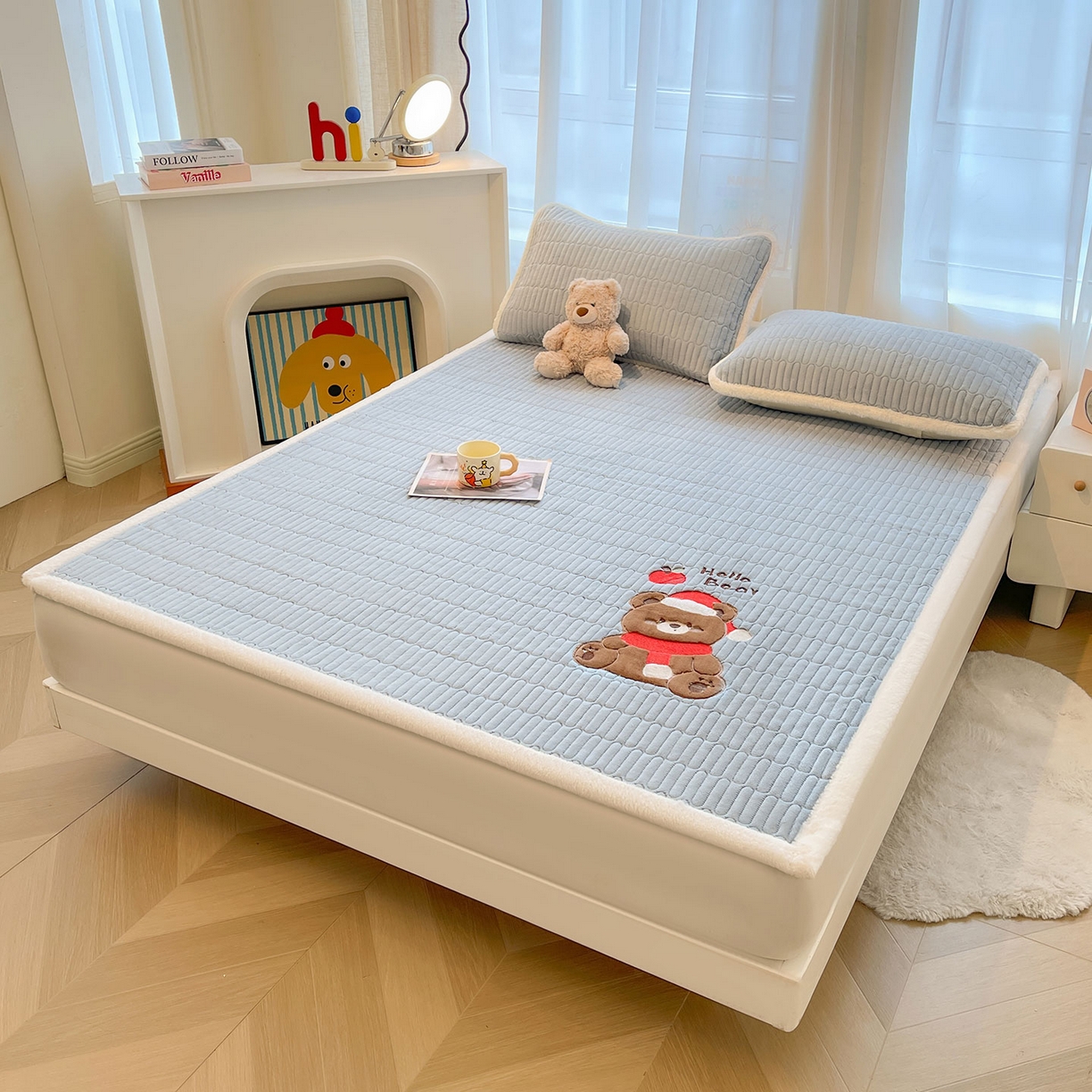 91家纺网 家纺一手货源 找家纺 喜居 2025新款牛奶绒卡通刺绣床褥垫-苹安熊 苹安熊-蓝