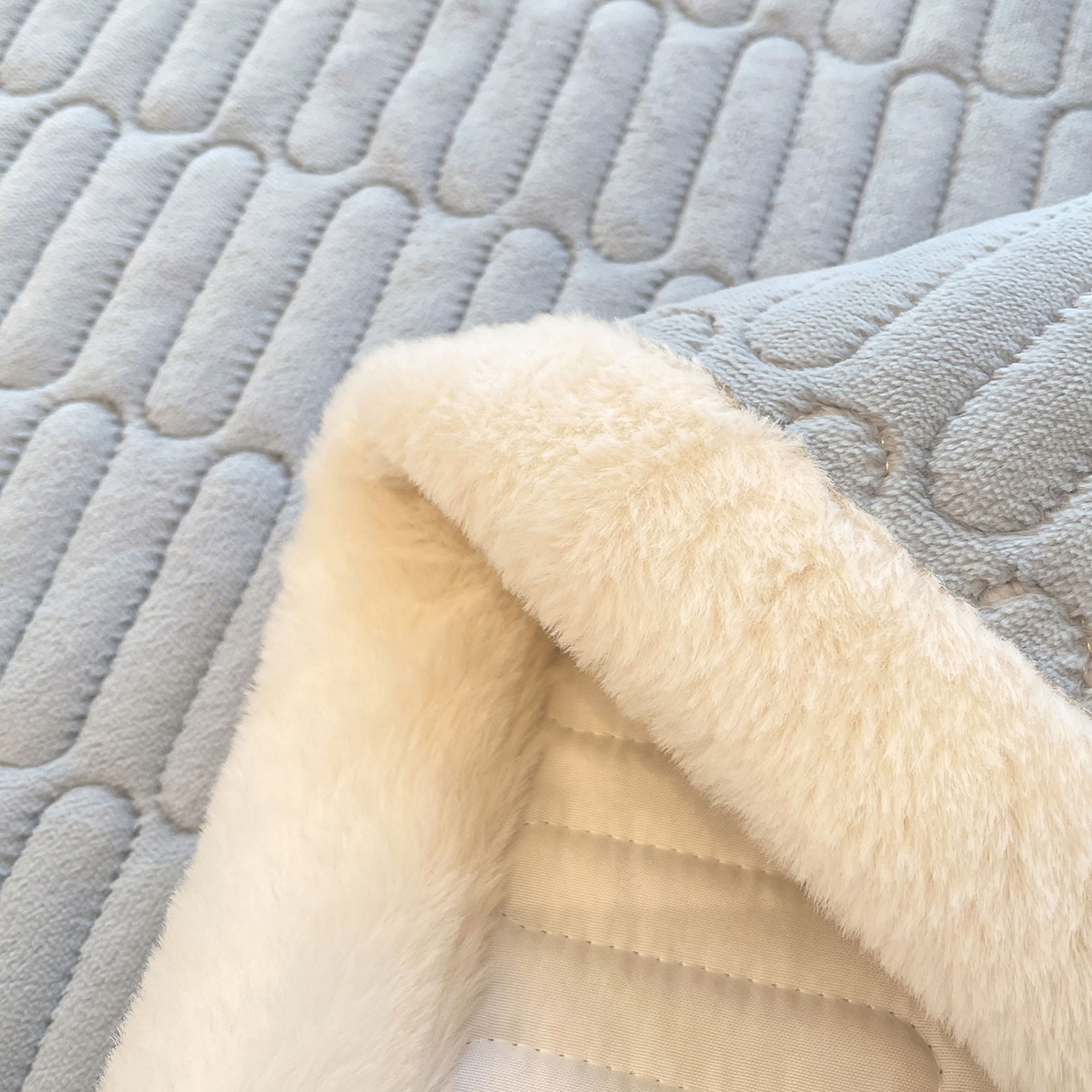 91家纺网 家纺一手货源 找家纺 喜居 2025新款牛奶绒卡通刺绣床褥垫-苹安熊 苹安熊-蓝