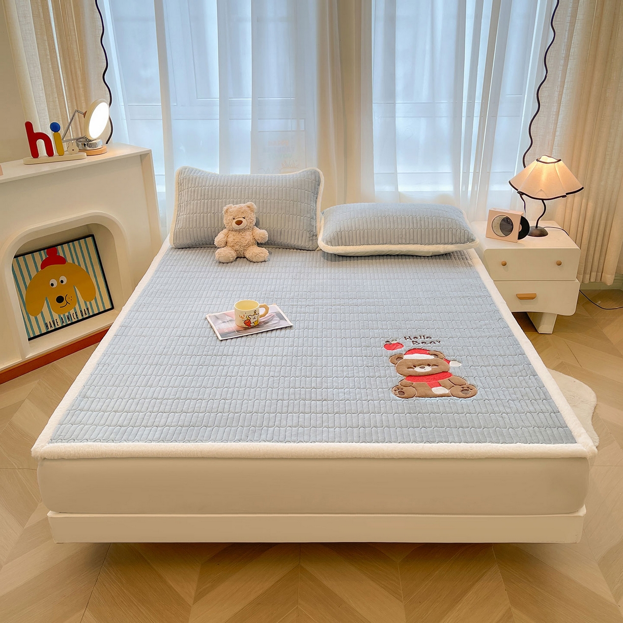 91家纺网 家纺一手货源 找家纺 喜居 2025新款牛奶绒卡通刺绣床褥垫-苹安熊 苹安熊-蓝