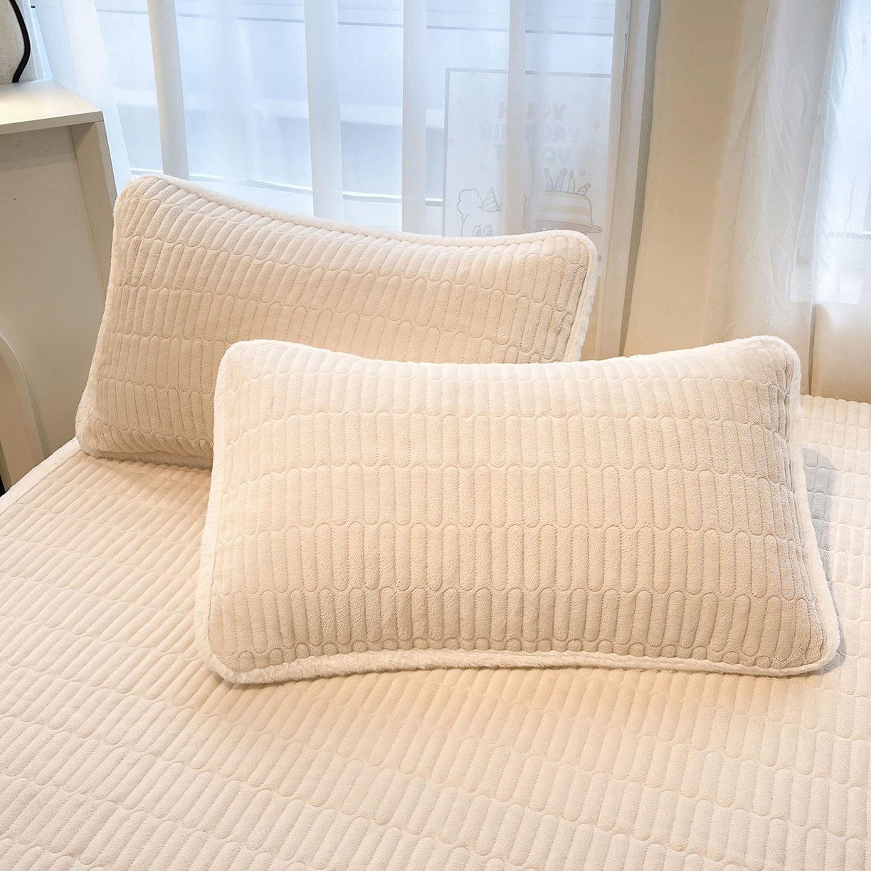 91家纺网 家纺一手货源 找家纺 喜居 2025新款牛奶绒卡通刺绣床褥垫-苹安熊 苹安熊-咖