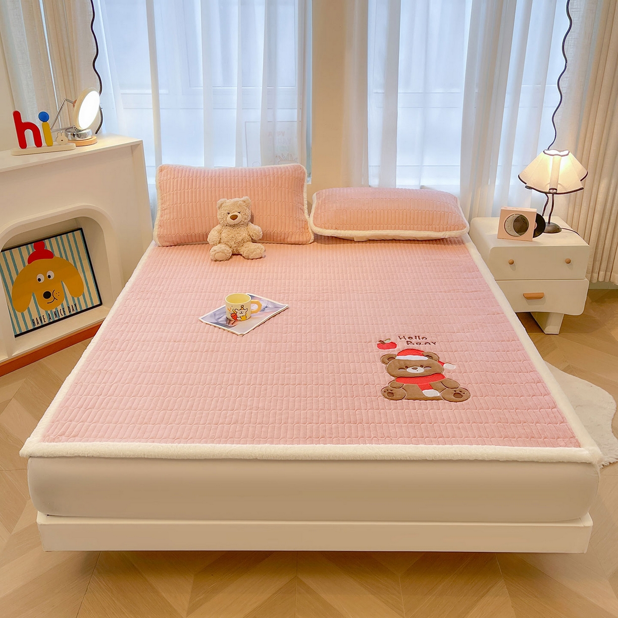 91家纺网 家纺一手货源 找家纺 喜居 2025新款牛奶绒卡通刺绣床褥垫-苹安熊 苹安熊-粉