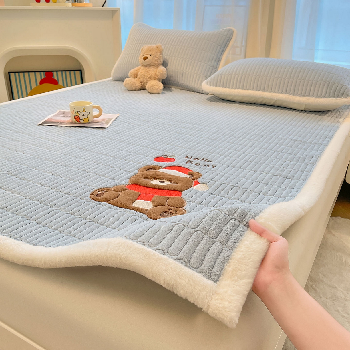 喜居 2025新款牛奶绒卡通刺绣床褥垫-苹安熊 苹安熊-蓝