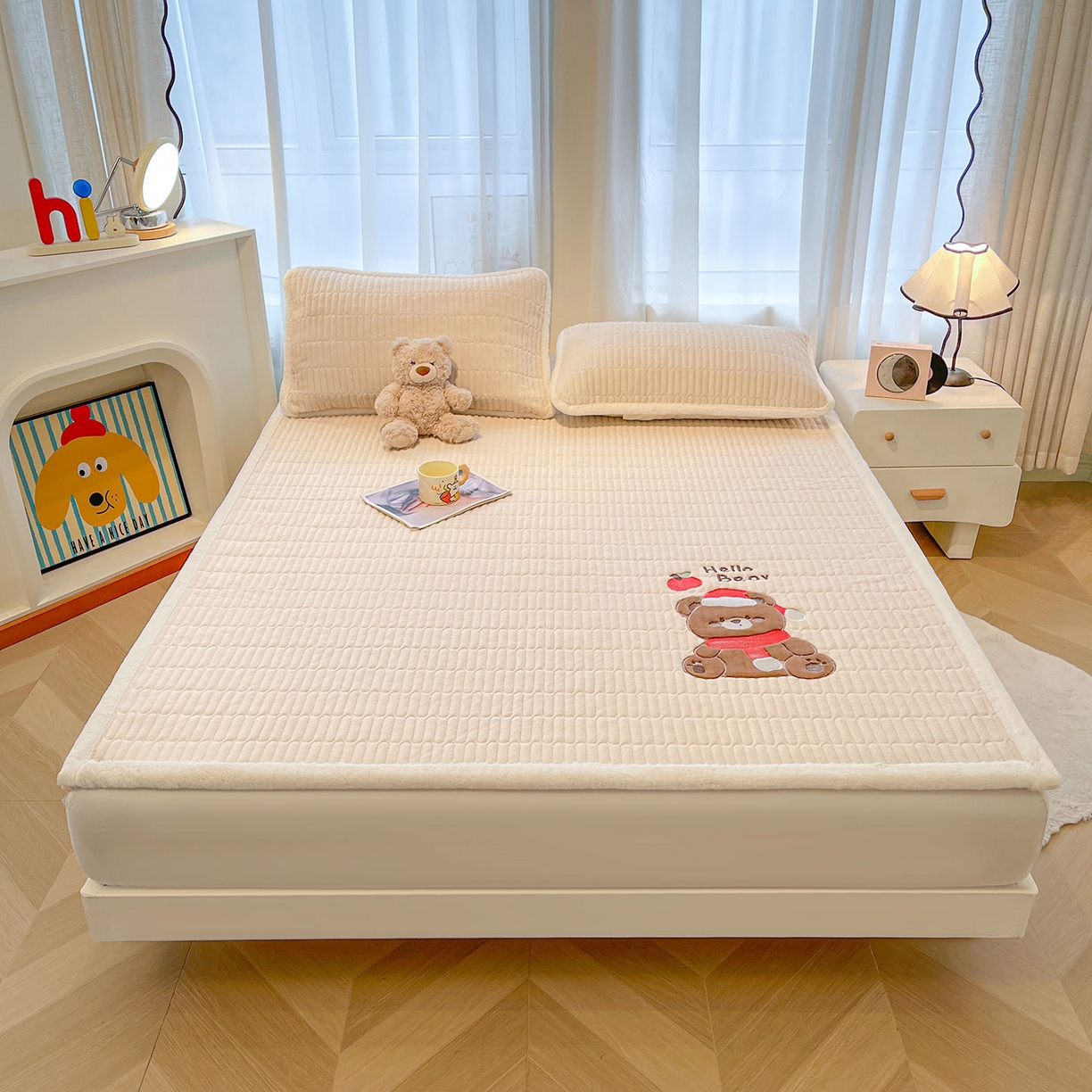 91家纺网 家纺一手货源 找家纺 喜居 2025新款牛奶绒卡通刺绣床褥垫-苹安熊 苹安熊-咖