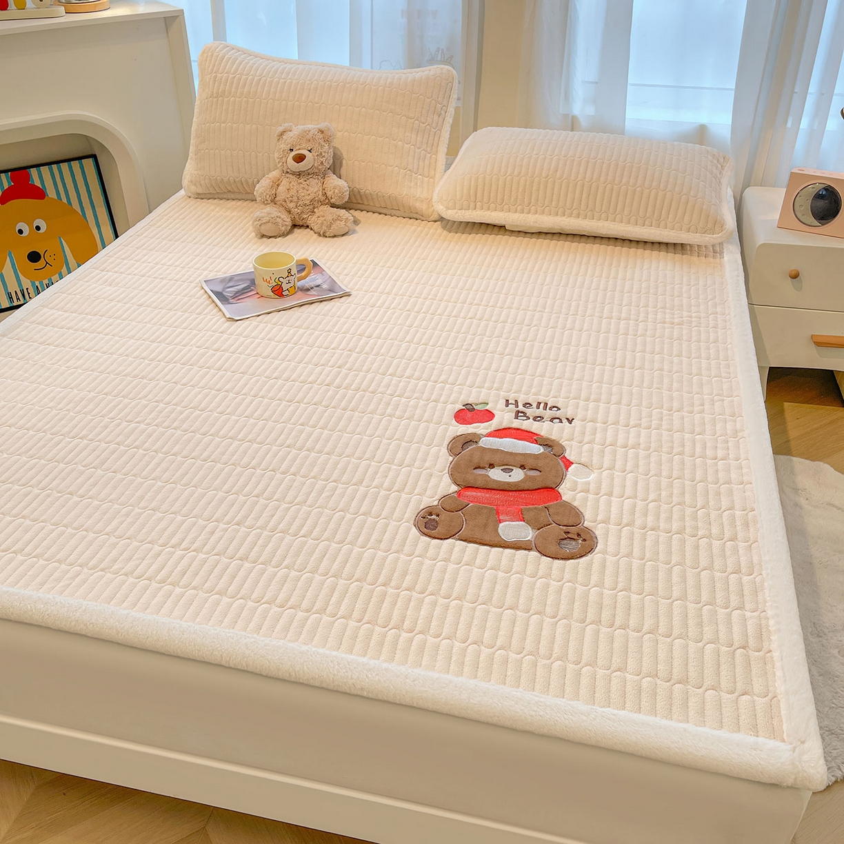 91家纺网 家纺一手货源 找家纺 喜居 2025新款牛奶绒卡通刺绣床褥垫-苹安熊 苹安熊-咖