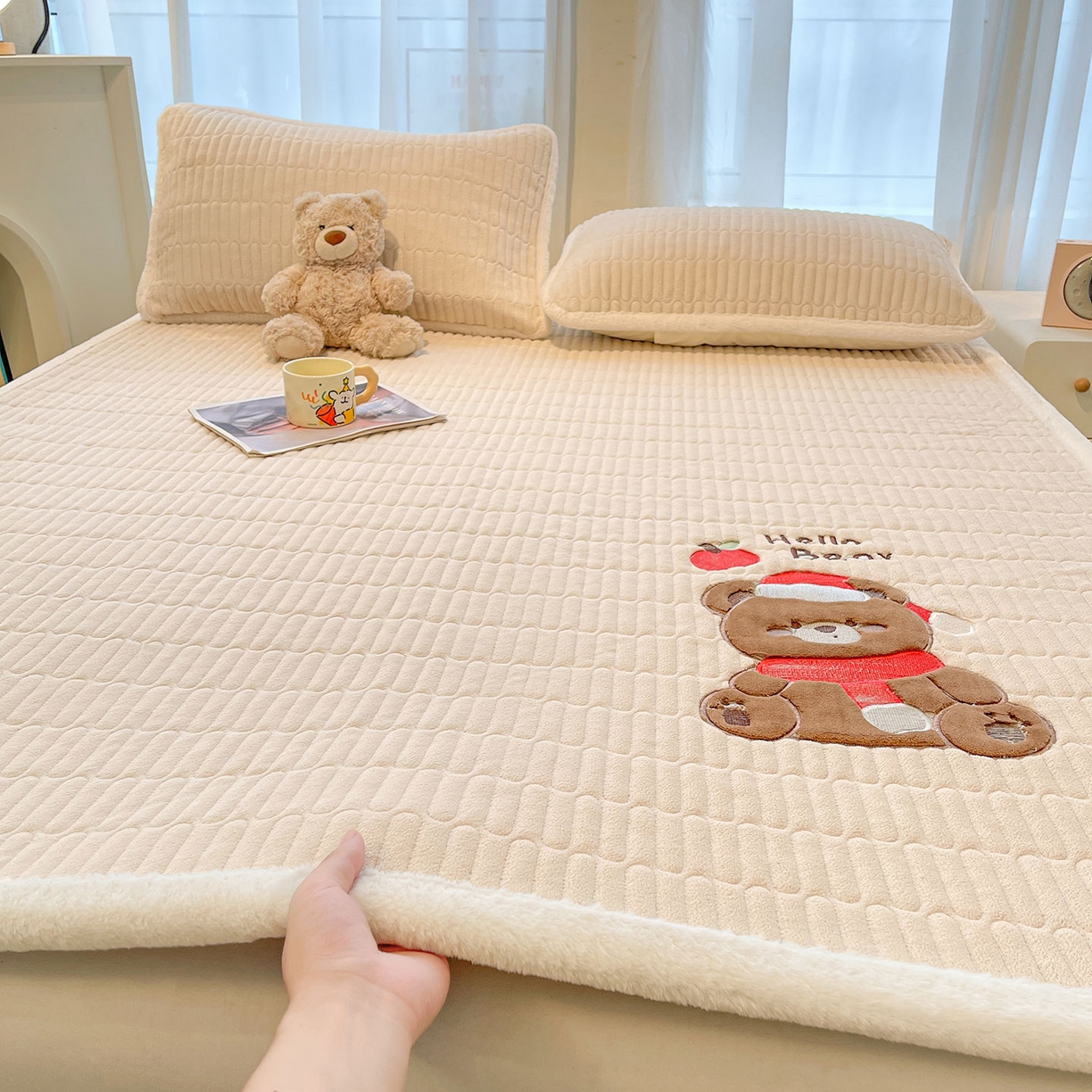 91家纺网 家纺一手货源 找家纺 喜居 2025新款牛奶绒卡通刺绣床褥垫-苹安熊 苹安熊-咖