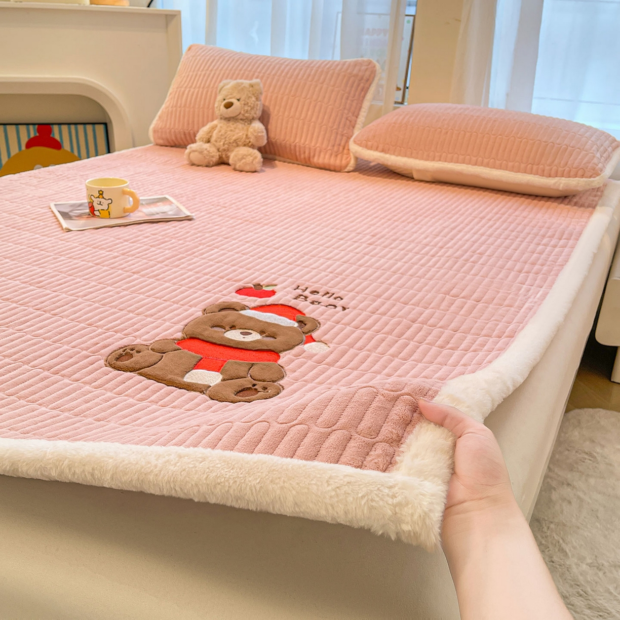 91家纺网 家纺一手货源 找家纺 喜居 2025新款牛奶绒卡通刺绣床褥垫-苹安熊 苹安熊-粉