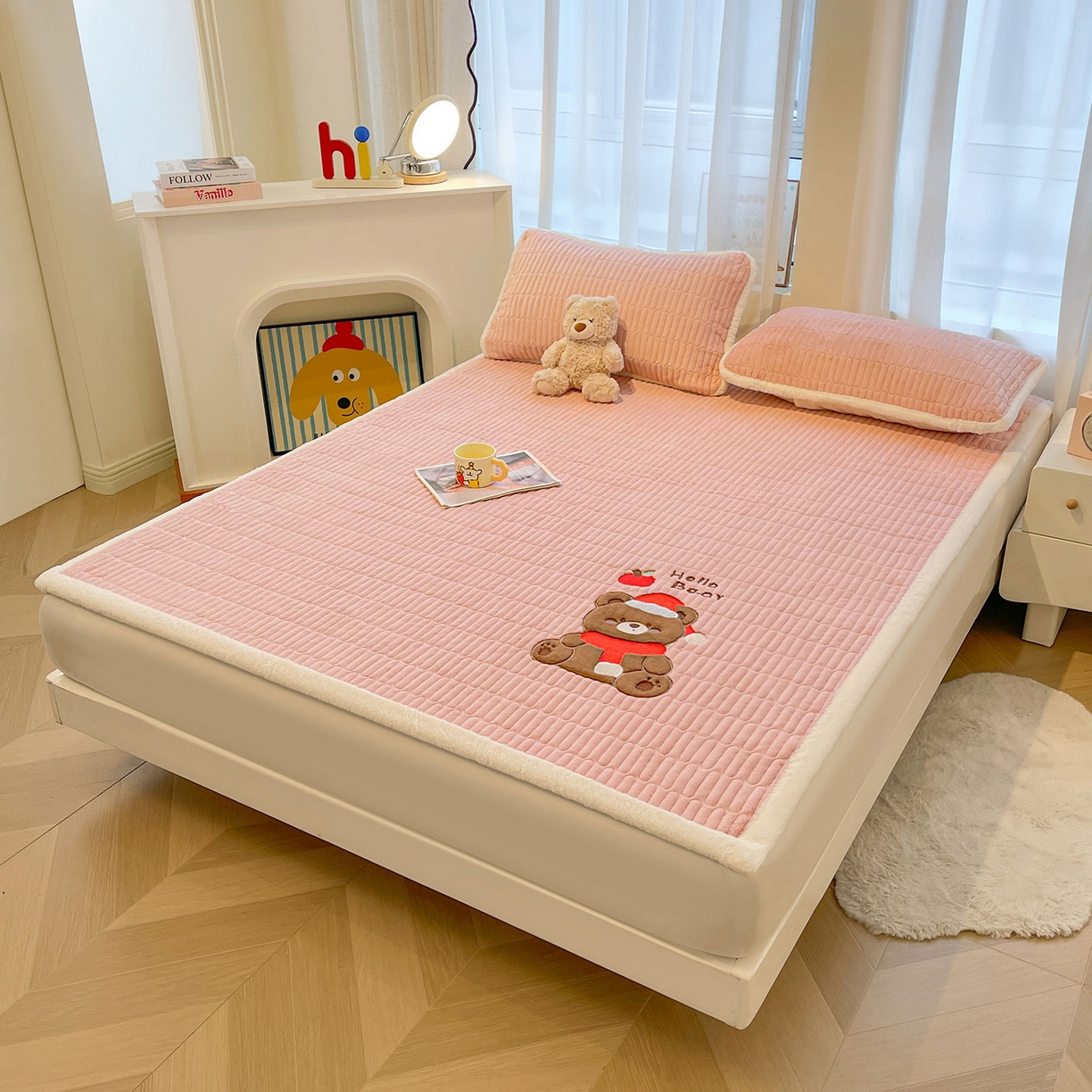 91家纺网 家纺一手货源 找家纺 喜居 2025新款牛奶绒卡通刺绣床褥垫-苹安熊 苹安熊-粉
