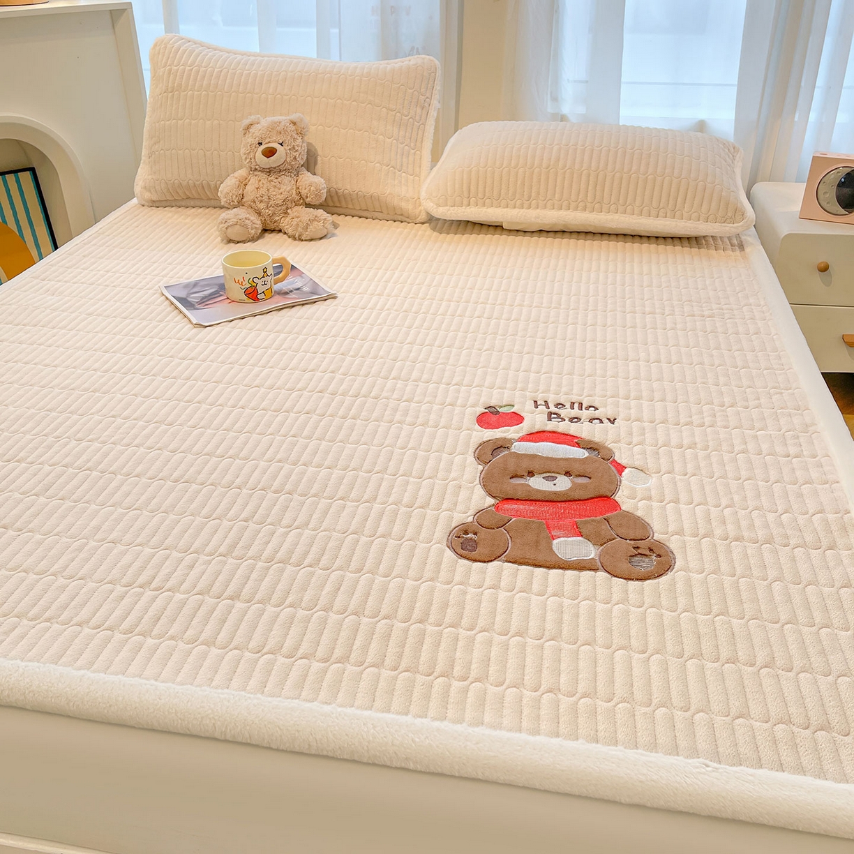 91家纺网 家纺一手货源 找家纺 喜居 2025新款牛奶绒卡通刺绣床褥垫-苹安熊 苹安熊-咖