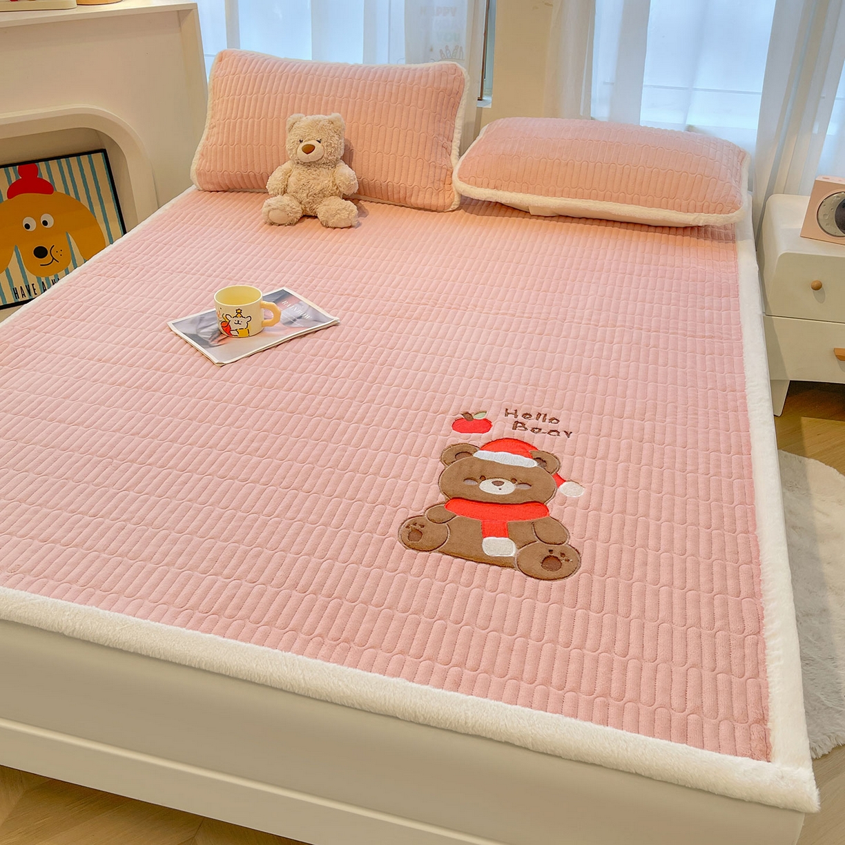 91家纺网 家纺一手货源 找家纺 喜居 2025新款牛奶绒卡通刺绣床褥垫-苹安熊 苹安熊-粉