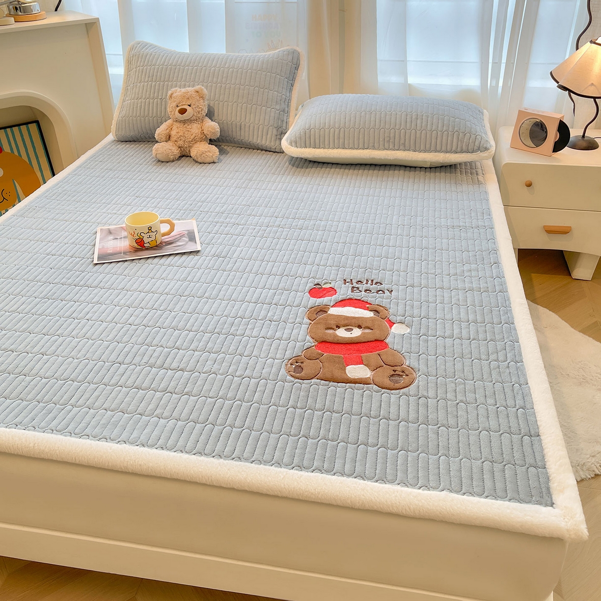 91家纺网 家纺一手货源 找家纺 喜居 2025新款牛奶绒卡通刺绣床褥垫-苹安熊 苹安熊-蓝