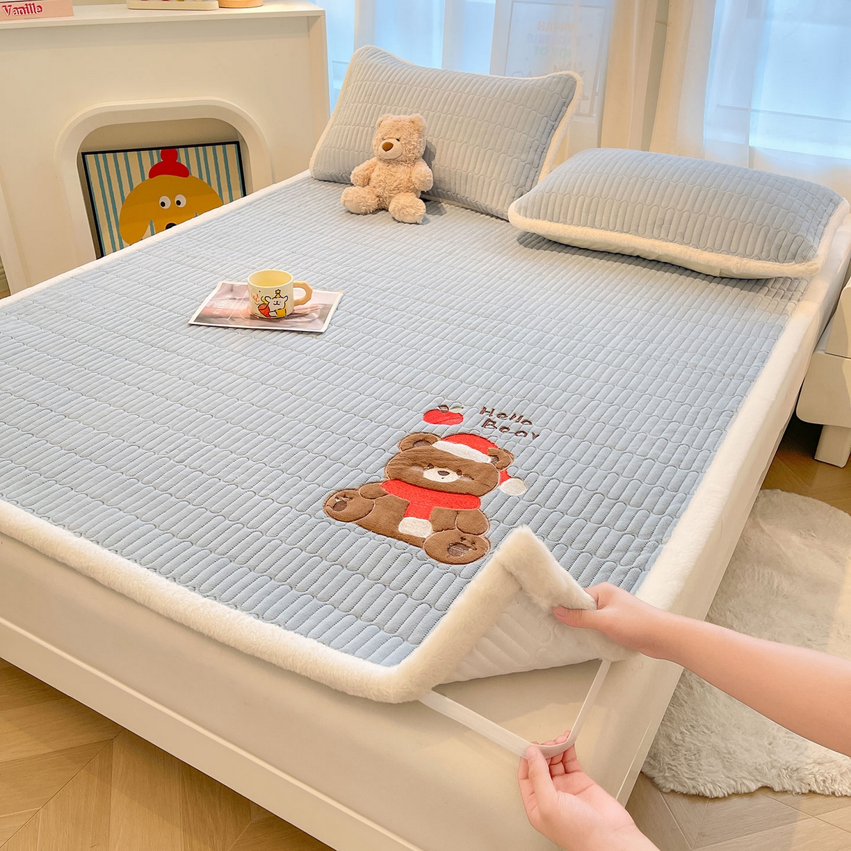 91家纺网 家纺一手货源 找家纺 喜居 2025新款牛奶绒卡通刺绣床褥垫-苹安熊 苹安熊-蓝