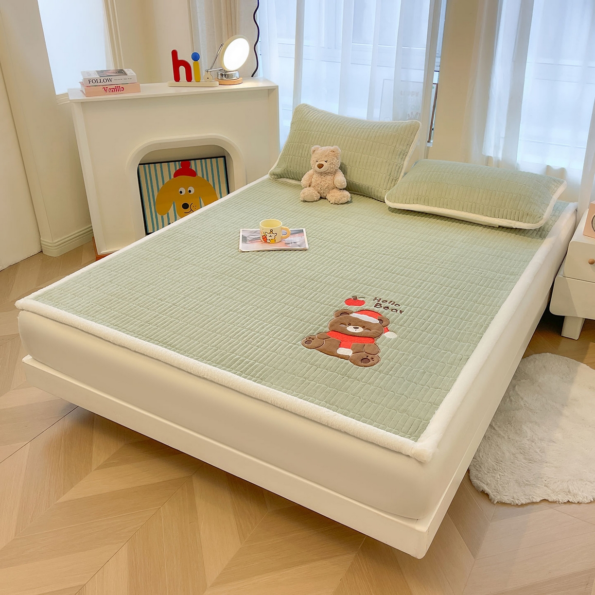 91家纺网 家纺一手货源 找家纺 喜居 2025新款牛奶绒卡通刺绣床褥垫-苹安熊 苹安熊-绿