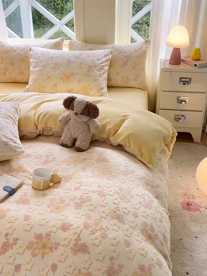 91家纺网 家纺一手货源 找家纺 灰鲸 2025新款立体雕花牛奶绒四件套 花海-黄