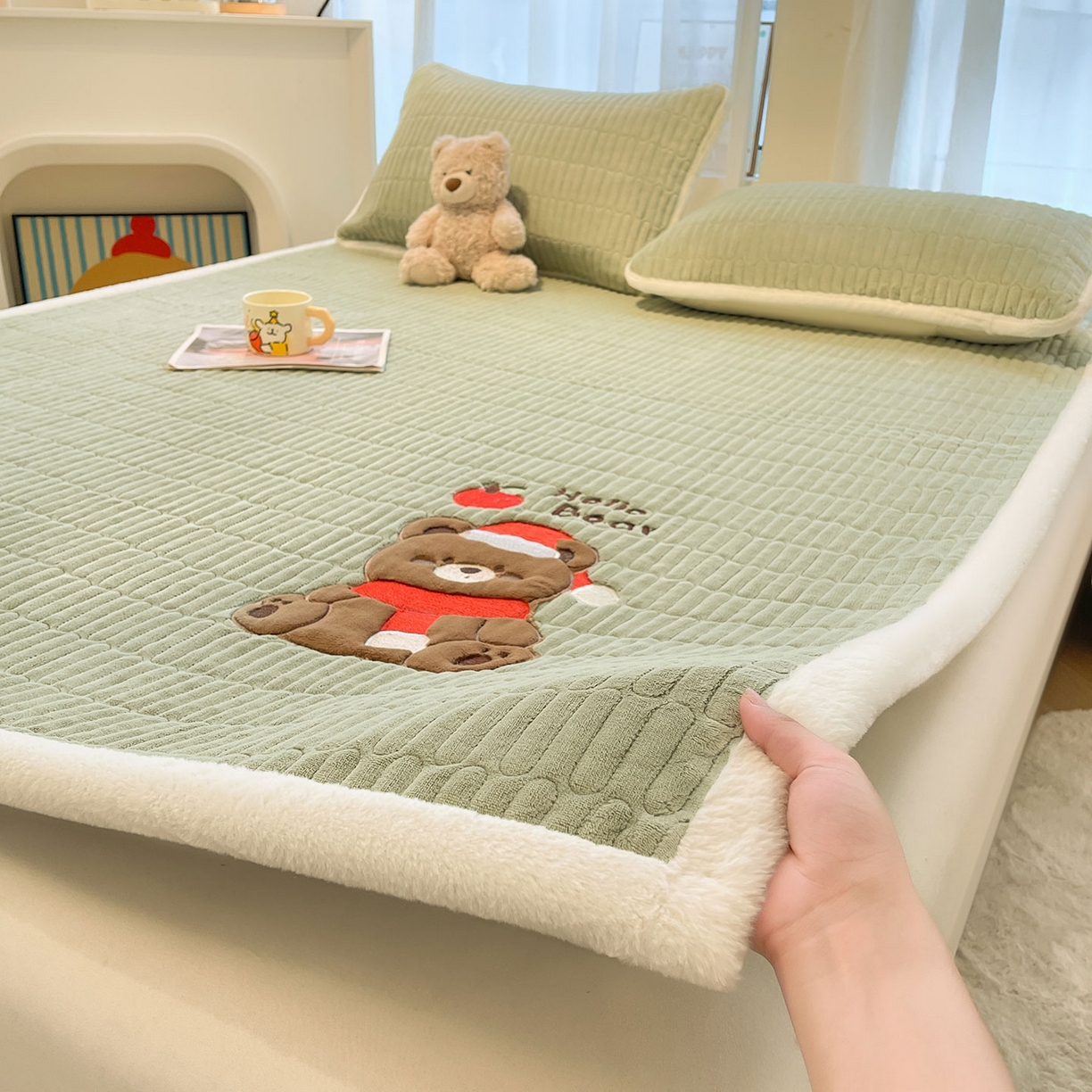91家纺网 家纺一手货源 找家纺 喜居 2025新款牛奶绒卡通刺绣床褥垫-苹安熊 苹安熊-绿