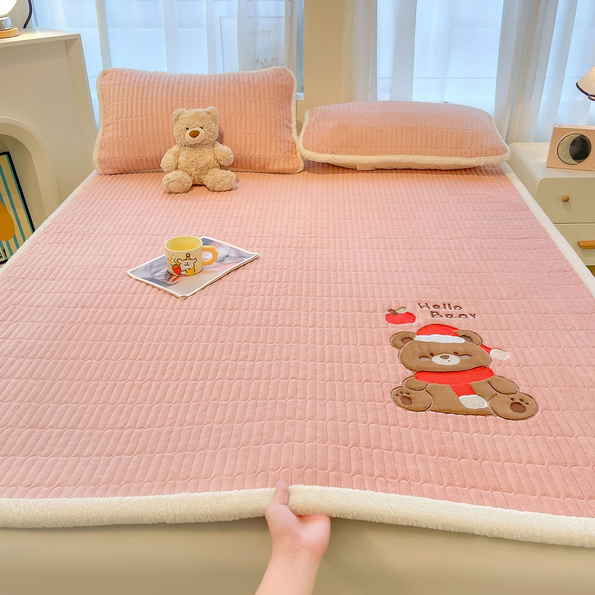 91家纺网 家纺一手货源 找家纺 喜居 2025新款牛奶绒卡通刺绣床褥垫-苹安熊 苹安熊-粉