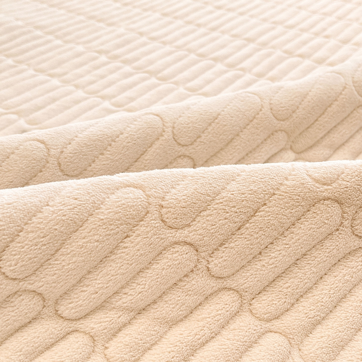 91家纺网 家纺一手货源 找家纺 喜居 2025新款牛奶绒卡通刺绣床褥垫-苹安熊 苹安熊-咖