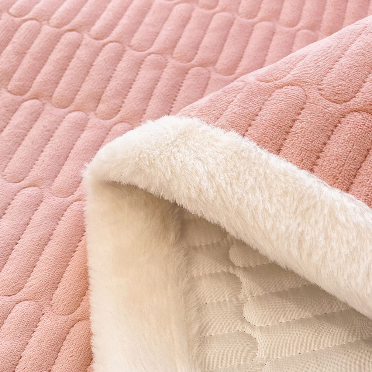 91家纺网 家纺一手货源 找家纺 喜居 2025新款牛奶绒卡通刺绣床褥垫-苹安熊 苹安熊-粉