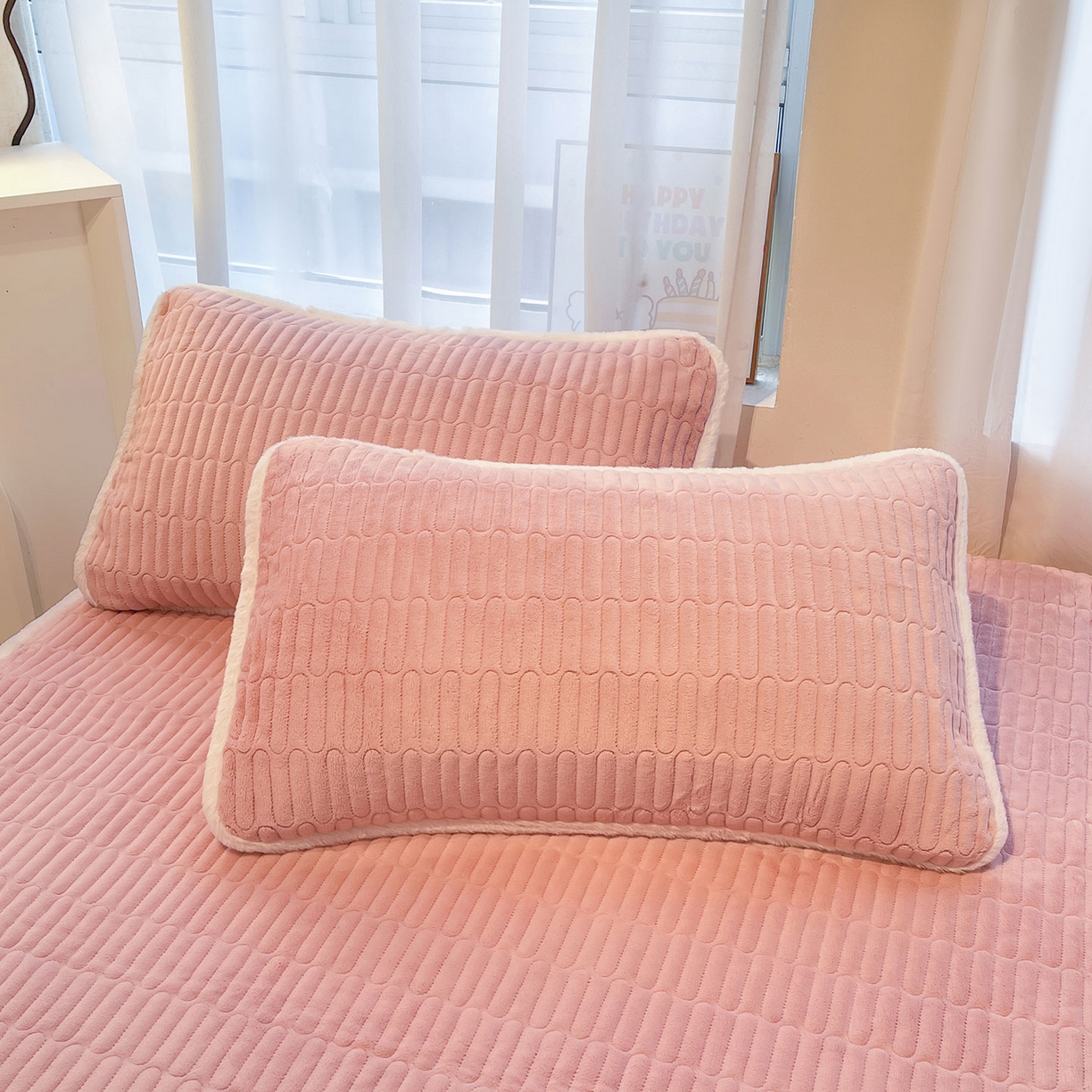 91家纺网 家纺一手货源 找家纺 喜居 2025新款牛奶绒卡通刺绣床褥垫-苹安熊 苹安熊-粉