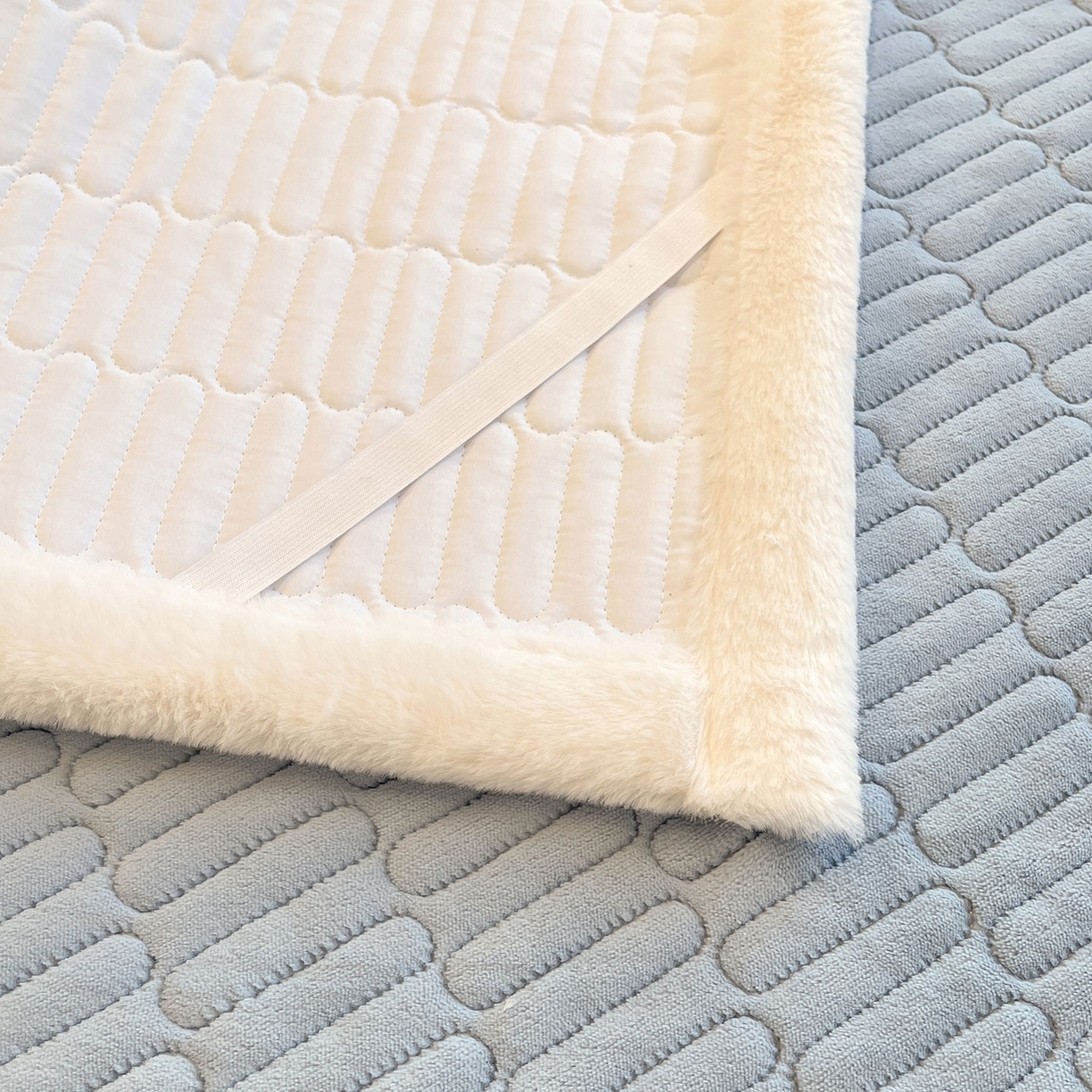 91家纺网 家纺一手货源 找家纺 喜居 2025新款牛奶绒卡通刺绣床褥垫-苹安熊 苹安熊-蓝