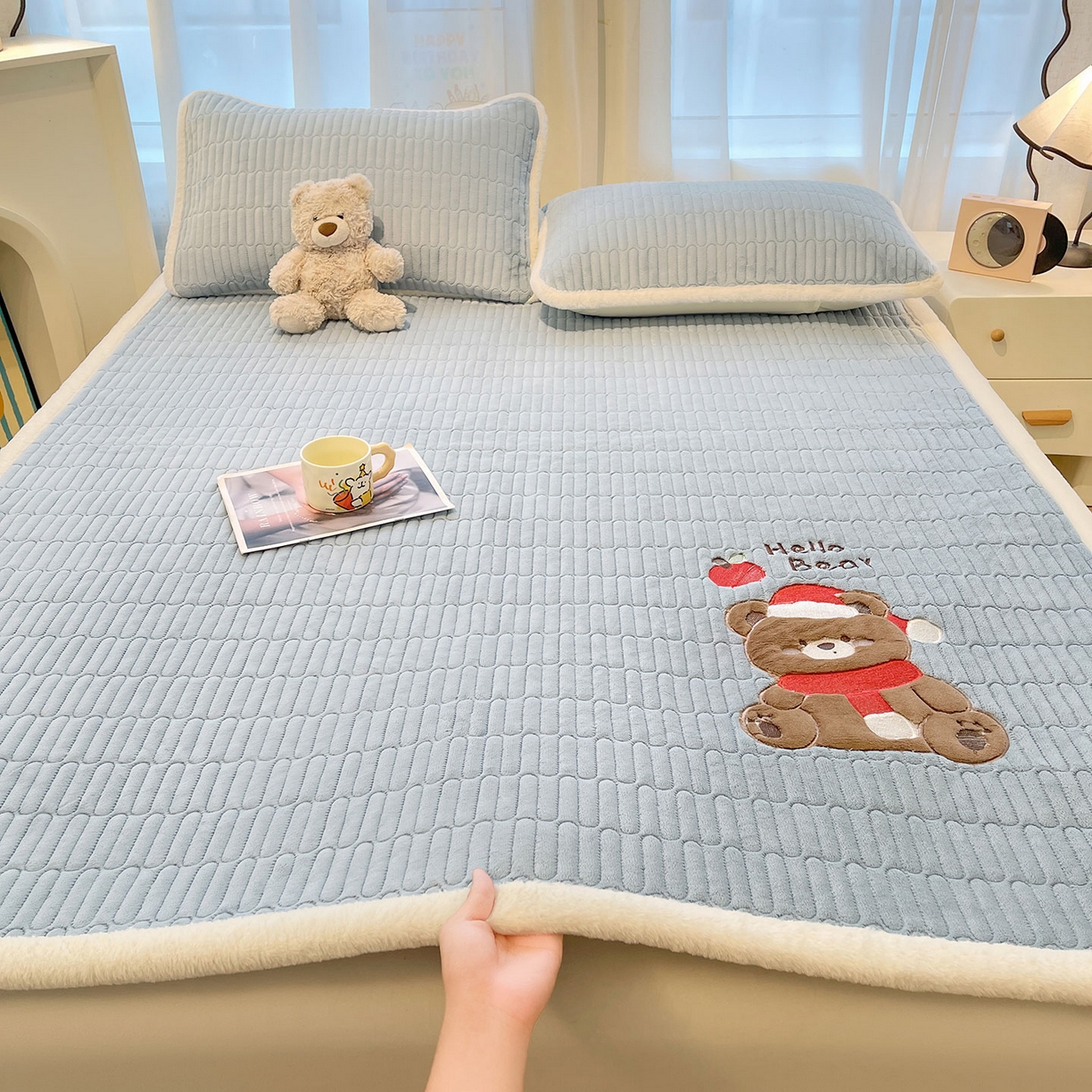 91家纺网 家纺一手货源 找家纺 喜居 2025新款牛奶绒卡通刺绣床褥垫-苹安熊 苹安熊-蓝