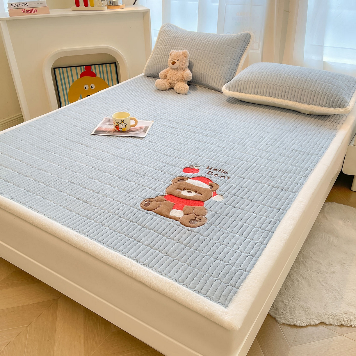 91家纺网 家纺一手货源 找家纺 喜居 2025新款牛奶绒卡通刺绣床褥垫-苹安熊 苹安熊-蓝