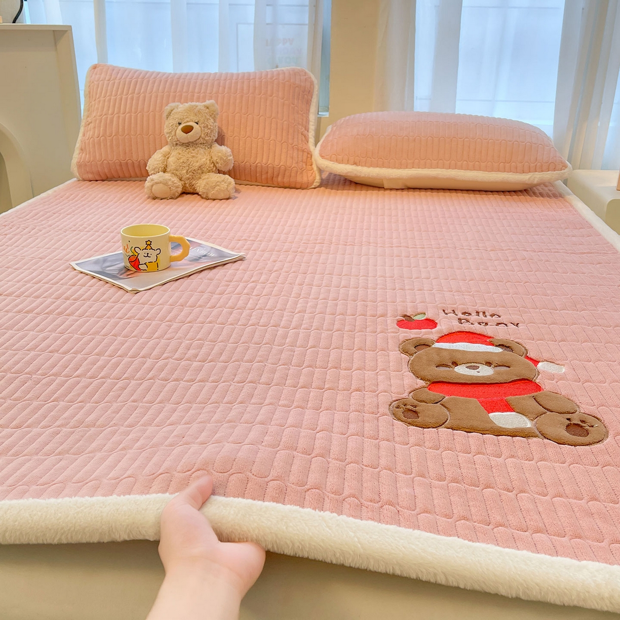 91家纺网 家纺一手货源 找家纺 喜居 2025新款牛奶绒卡通刺绣床褥垫-苹安熊 苹安熊-粉
