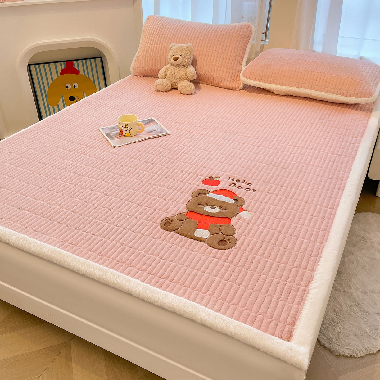 91家纺网 家纺一手货源 找家纺 喜居 2025新款牛奶绒卡通刺绣床褥垫-苹安熊 苹安熊-粉
