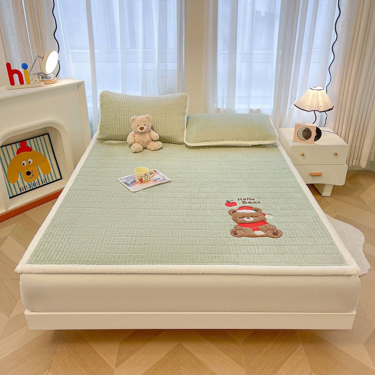 91家纺网 家纺一手货源 找家纺 喜居 2025新款牛奶绒卡通刺绣床褥垫-苹安熊 苹安熊-绿