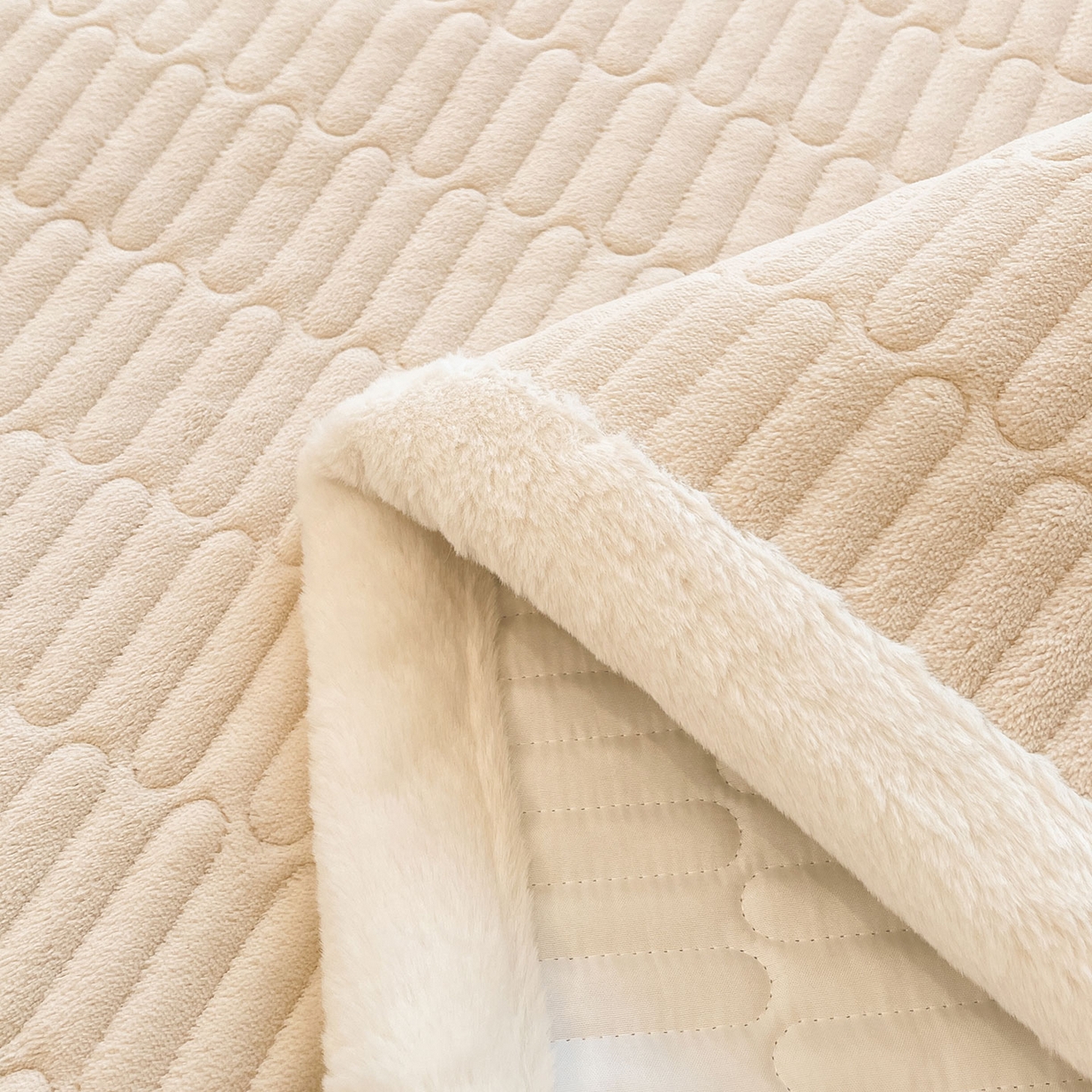 91家纺网 家纺一手货源 找家纺 喜居 2025新款牛奶绒卡通刺绣床褥垫-苹安熊 苹安熊-咖