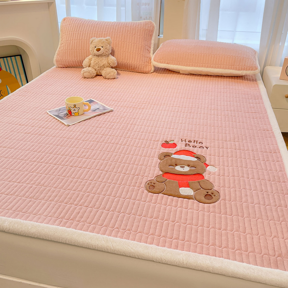 91家纺网 家纺一手货源 找家纺 喜居 2025新款牛奶绒卡通刺绣床褥垫-苹安熊 苹安熊-粉
