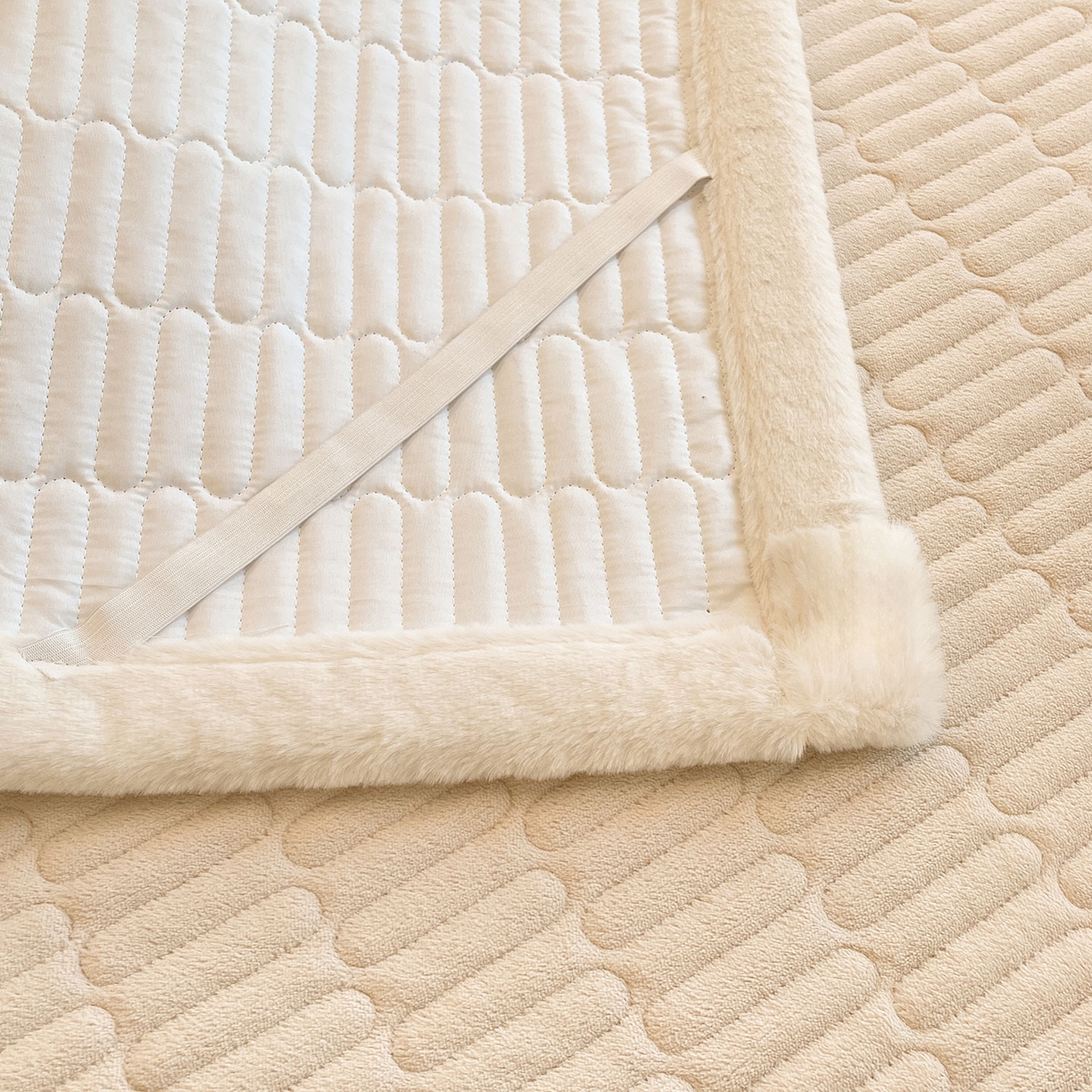 91家纺网 家纺一手货源 找家纺 喜居 2025新款牛奶绒卡通刺绣床褥垫-苹安熊 苹安熊-咖