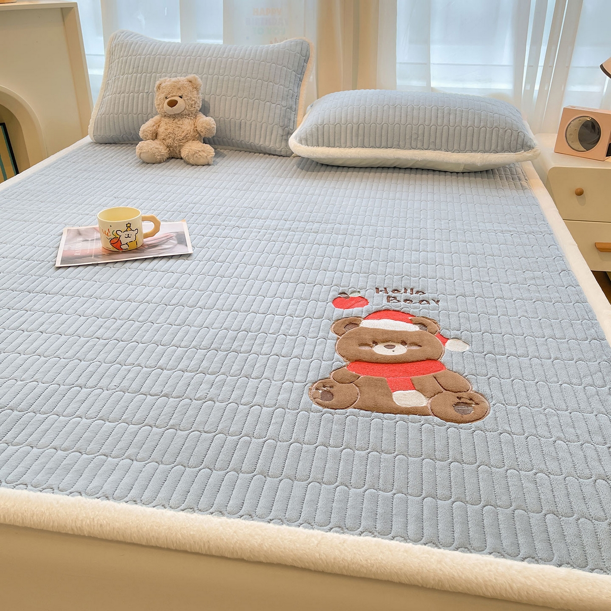 91家纺网 家纺一手货源 找家纺 喜居 2025新款牛奶绒卡通刺绣床褥垫-苹安熊 苹安熊-蓝