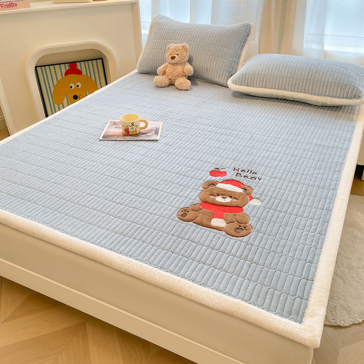 91家纺网 家纺一手货源 找家纺 喜居 2025新款牛奶绒卡通刺绣床褥垫-苹安熊 苹安熊-蓝