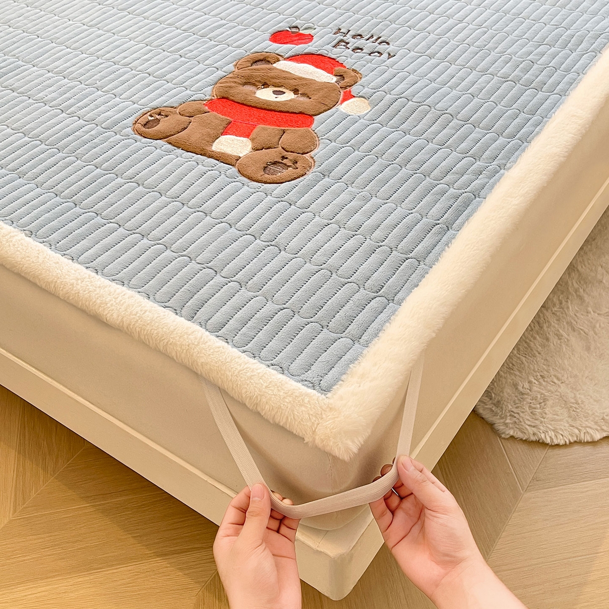 91家纺网 家纺一手货源 找家纺 喜居 2025新款牛奶绒卡通刺绣床褥垫-苹安熊 苹安熊-蓝