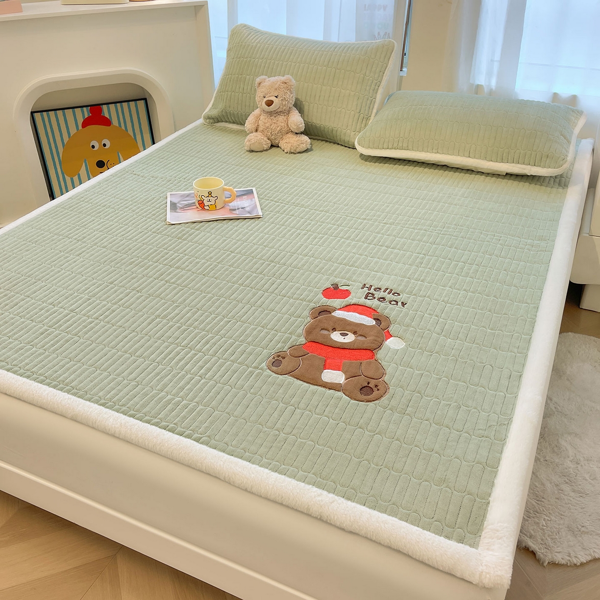 91家纺网 家纺一手货源 找家纺 喜居 2025新款牛奶绒卡通刺绣床褥垫-苹安熊 苹安熊-绿