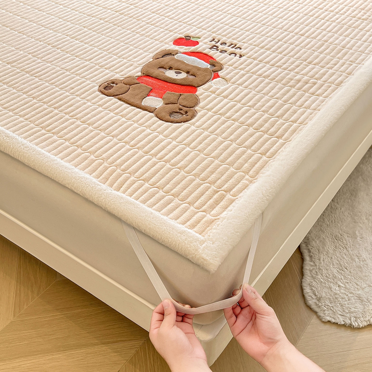 91家纺网 家纺一手货源 找家纺 喜居 2025新款牛奶绒卡通刺绣床褥垫-苹安熊 苹安熊-咖