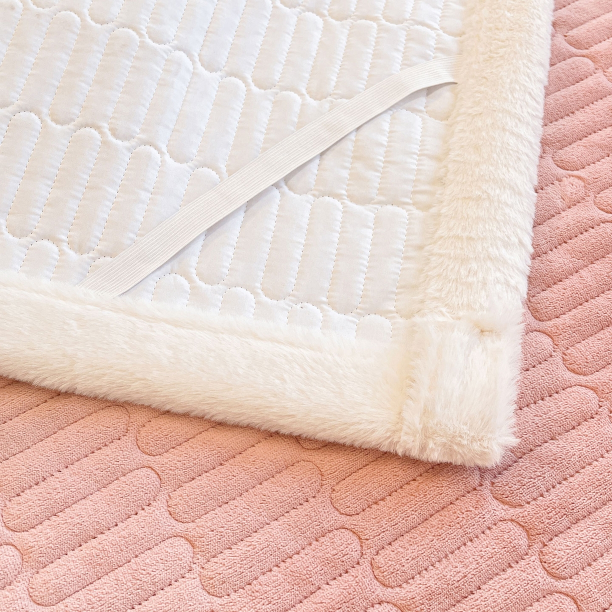 91家纺网 家纺一手货源 找家纺 喜居 2025新款牛奶绒卡通刺绣床褥垫-苹安熊 苹安熊-粉