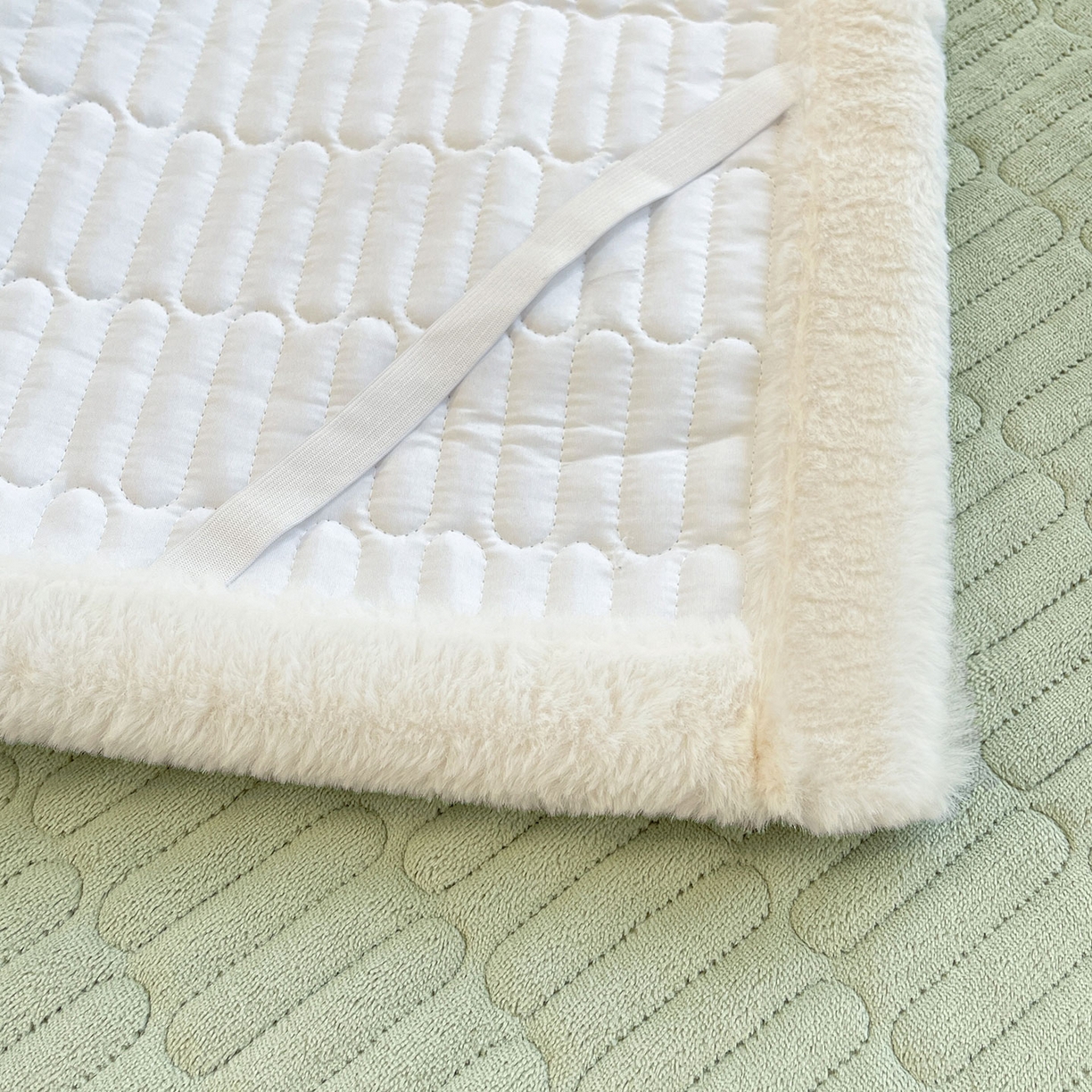 91家纺网 家纺一手货源 找家纺 喜居 2025新款牛奶绒卡通刺绣床褥垫-苹安熊 苹安熊-绿