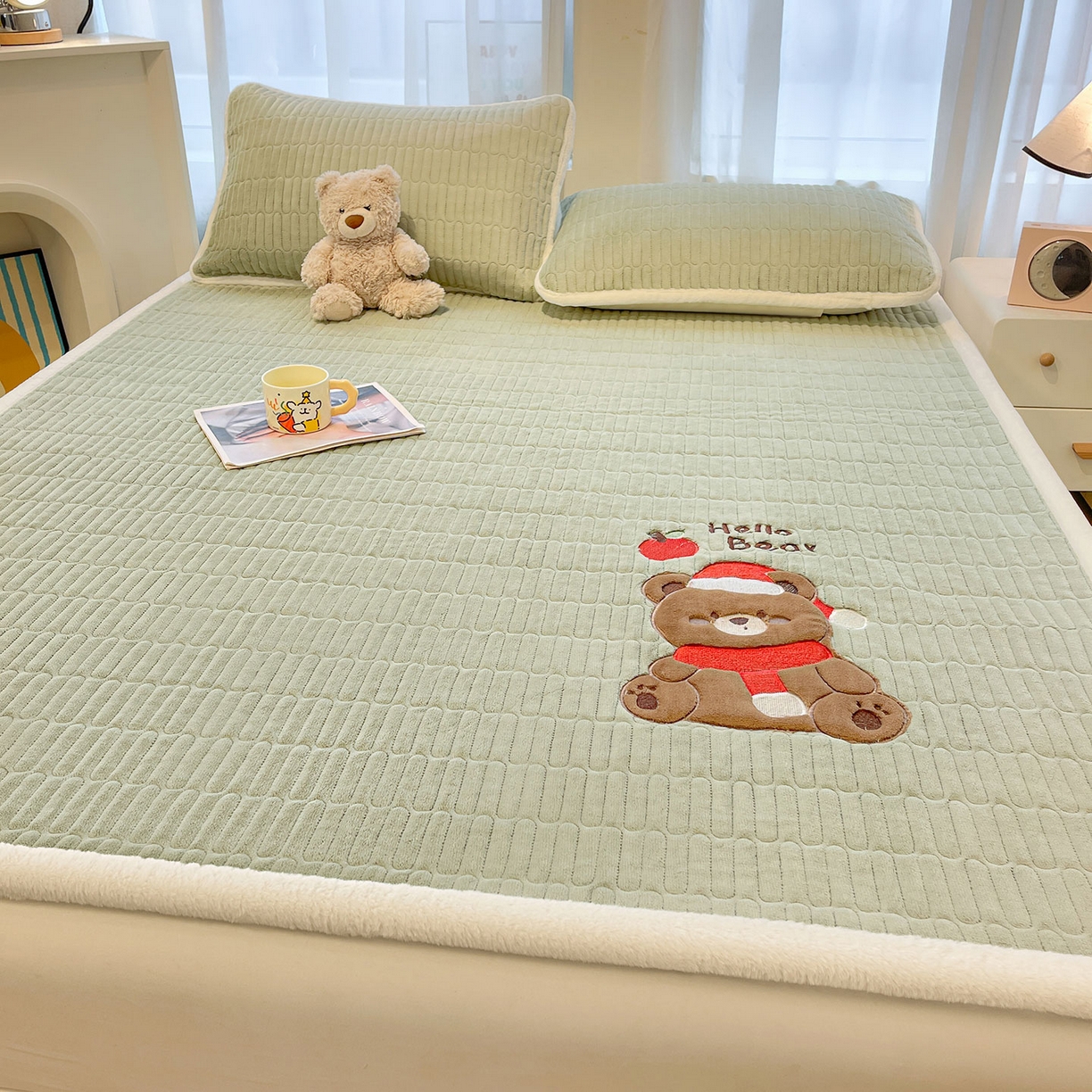 91家纺网 家纺一手货源 找家纺 喜居 2025新款牛奶绒卡通刺绣床褥垫-苹安熊 苹安熊-绿
