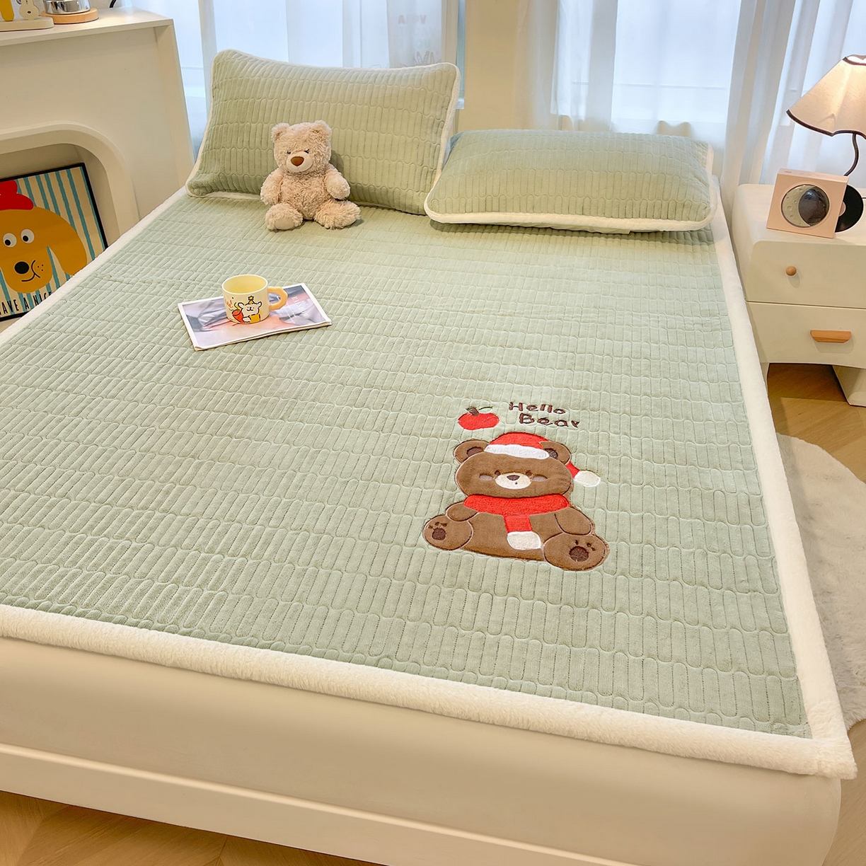 91家纺网 家纺一手货源 找家纺 喜居 2025新款牛奶绒卡通刺绣床褥垫-苹安熊 苹安熊-绿