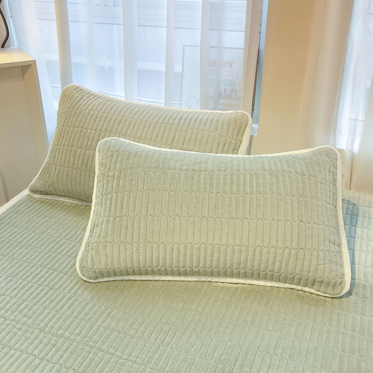 91家纺网 家纺一手货源 找家纺 喜居 2025新款牛奶绒卡通刺绣床褥垫-苹安熊 苹安熊-绿