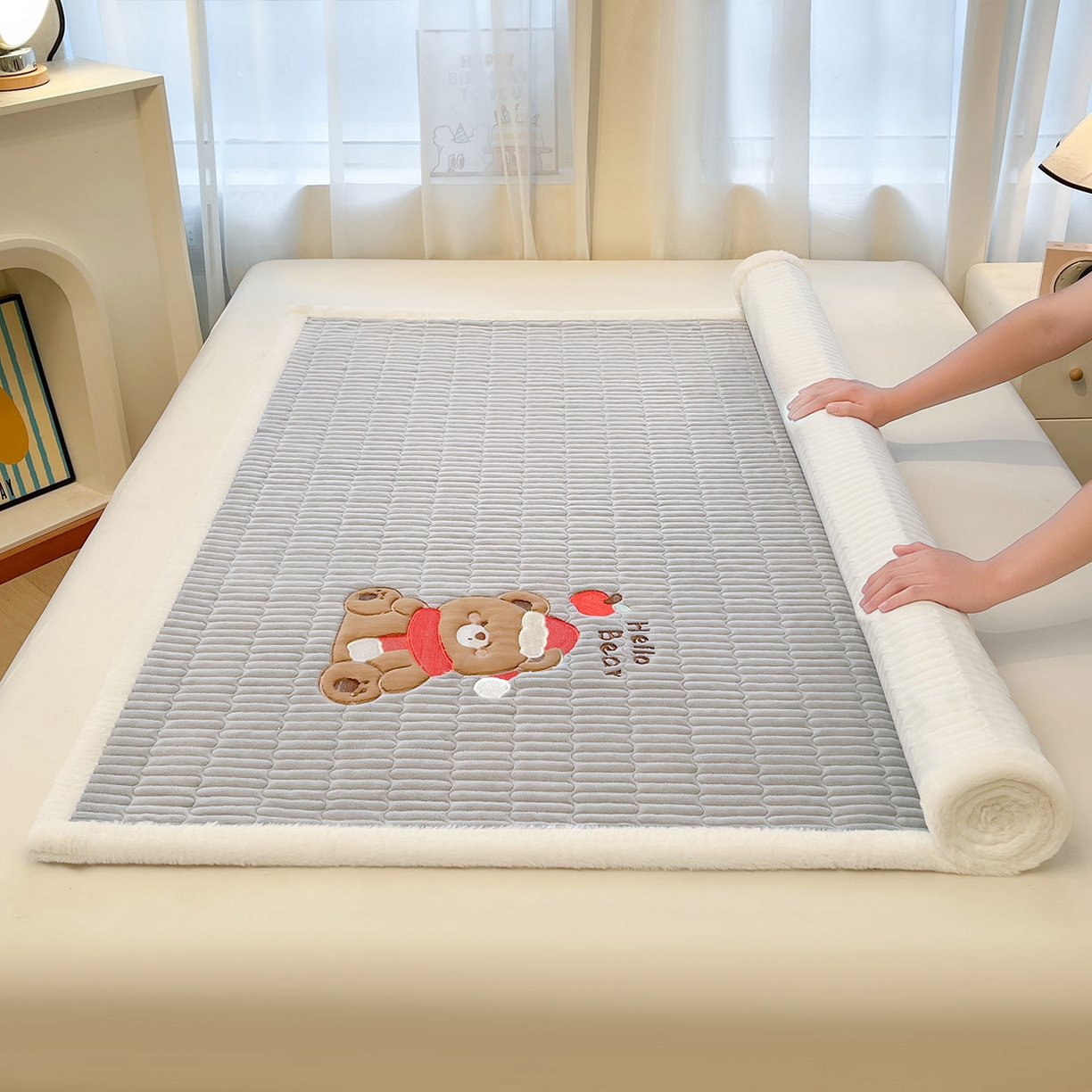 91家纺网 家纺一手货源 找家纺 喜居 2025新款牛奶绒卡通刺绣床褥垫-苹安熊 苹安熊-灰